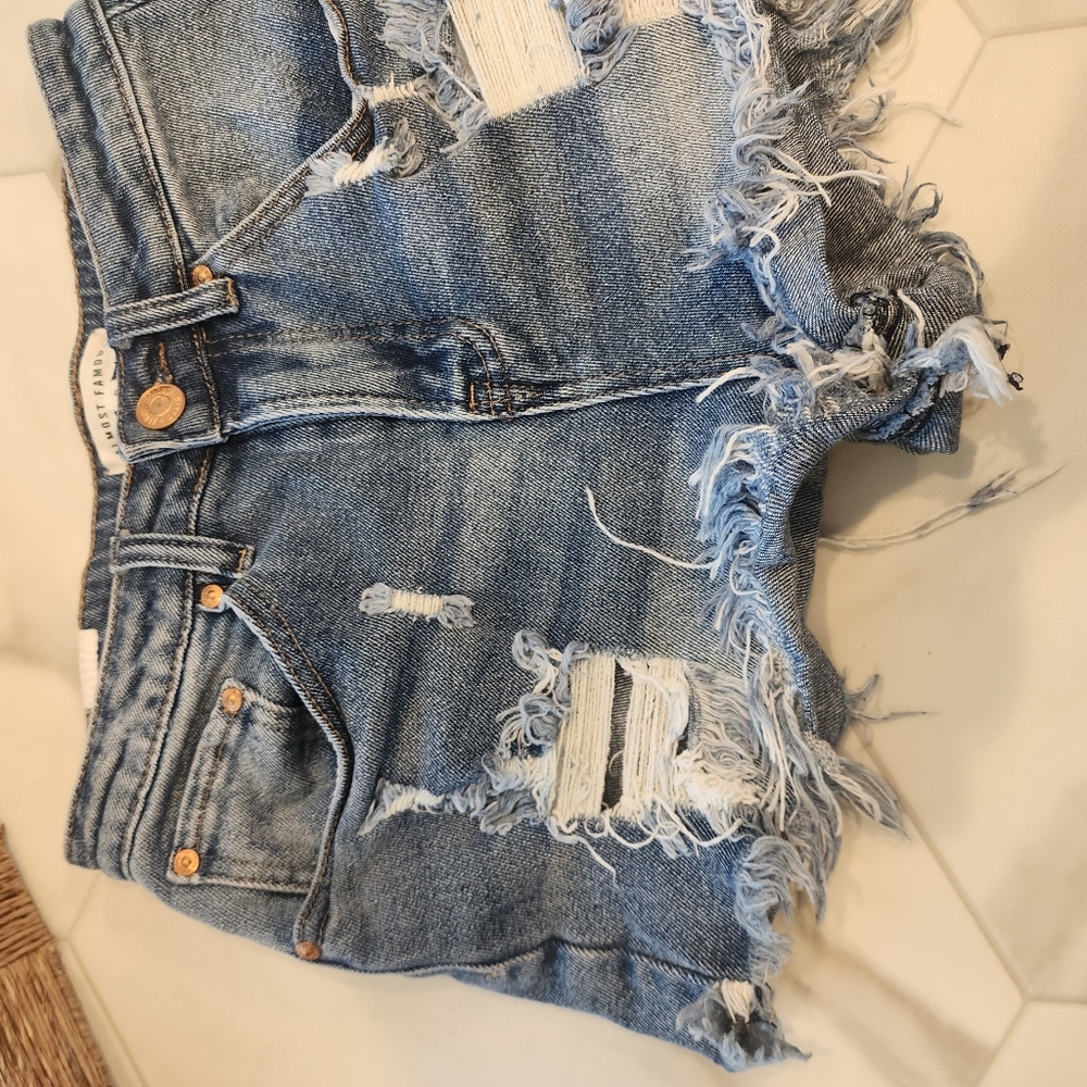 Almost famous, womens size 3, CUTEST fringed distressed denim short shortsπ©· - Picture 6 of 13